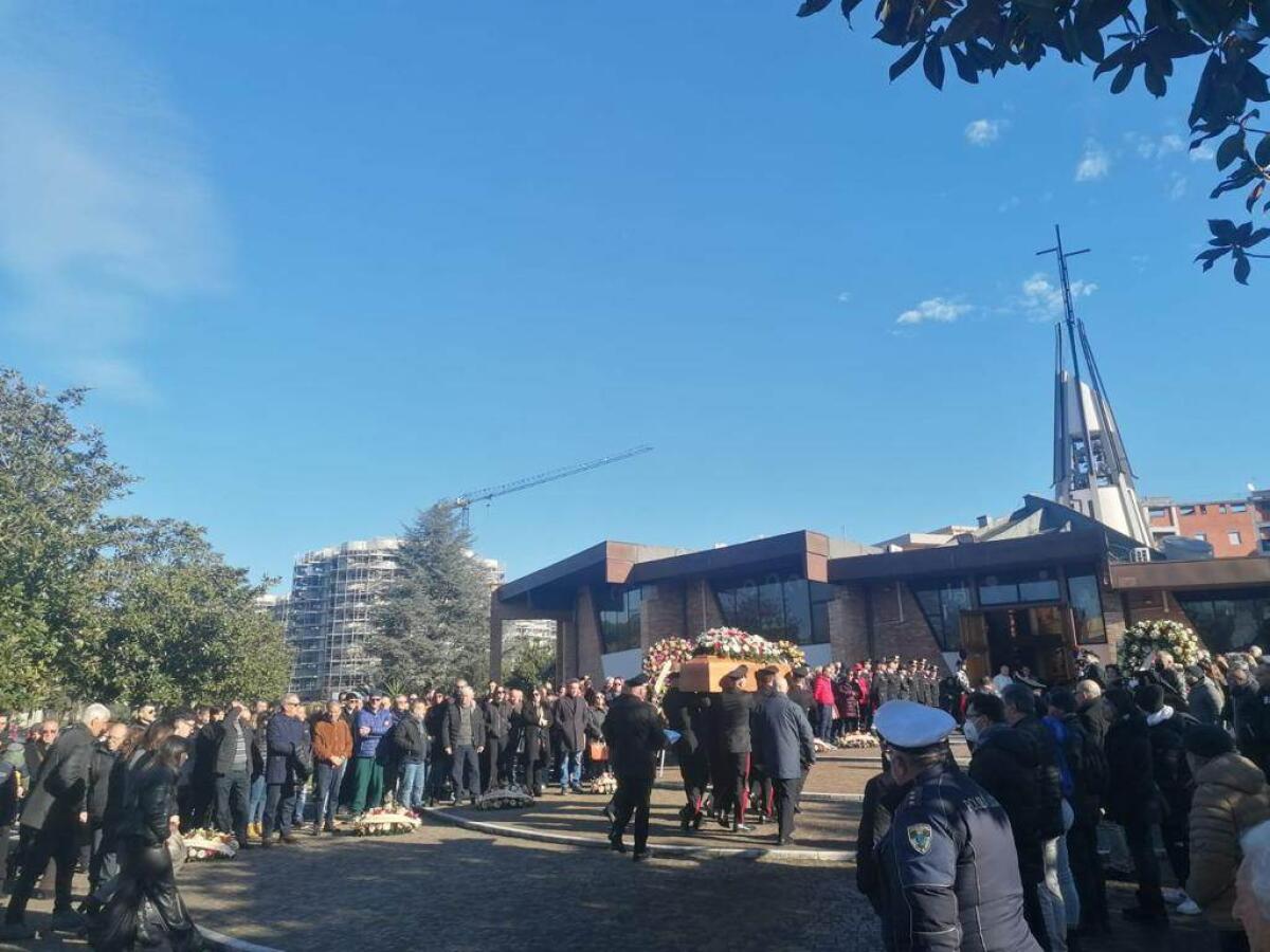 Una folla commossa ai funerali del 48enne di Aprilia Raffaele Avino, maresciallo dei Carabinieri. - 