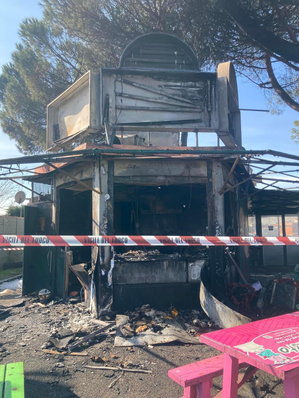 Chiosco devastato dalle fiamme sull’Appia, i titolari: “Dalle ceneri ripartiremo” - 