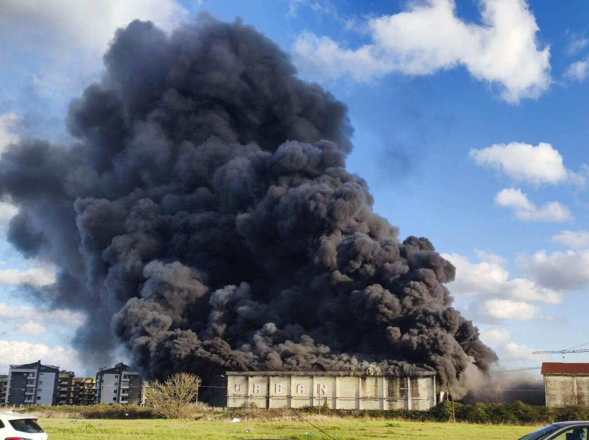 Incendio ex dogana ad Aprilia, "Dove sono le promesse di impegno, dopo il caso Loas, per la pulizia di depositi abbandonati di rifiuti?" - 