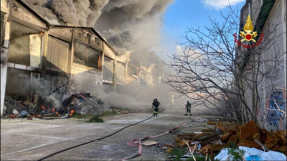 Aprilia - Ex Freddindustria, scattano i sigilli ai quattro capannoni divorati dall'incendio - 