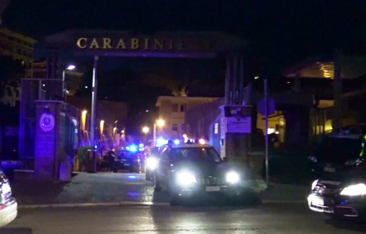 Finge di appartenere alle forze dell'ordine e porta via 3mila euro ad un'anziana, arrestato - 