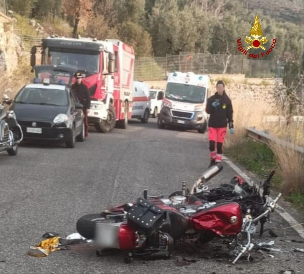 Tragico frontale con la moto nel sud pontino: TRE MORTI - 