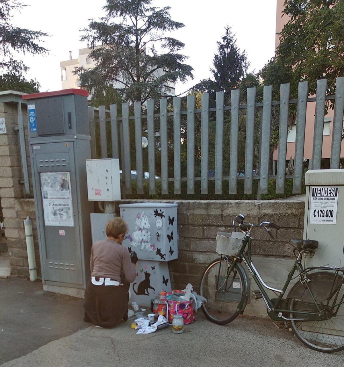 Aprilia - Non c'è posto per le epigrafi. Manifesti strappati e il Comune non mette le bacheche - 
