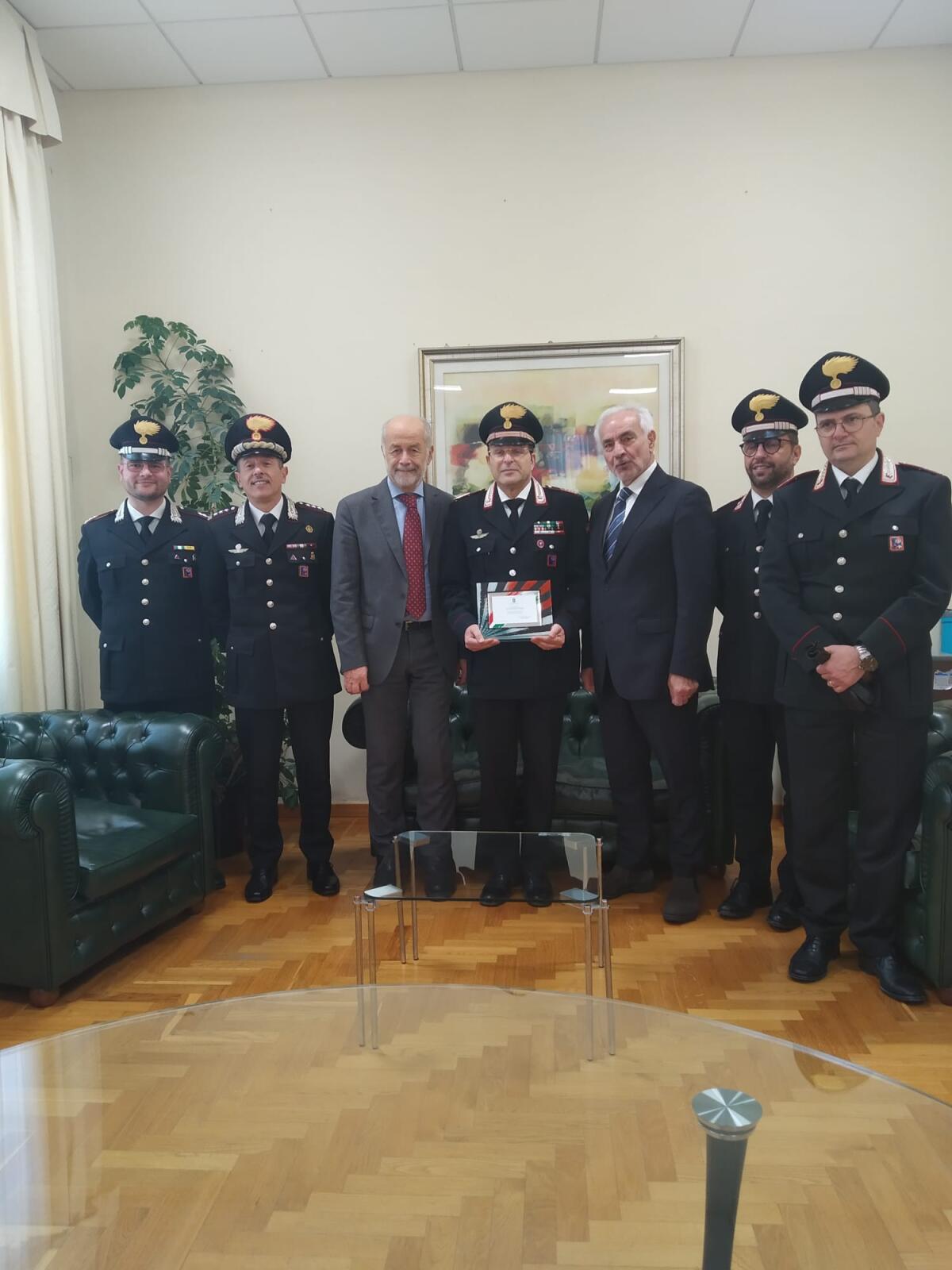 <strong>Venti anni da comandante della stazione dei Carabinieri di Latina, in Comune un riconoscimento al Luogotenente Di Muro</strong> - 