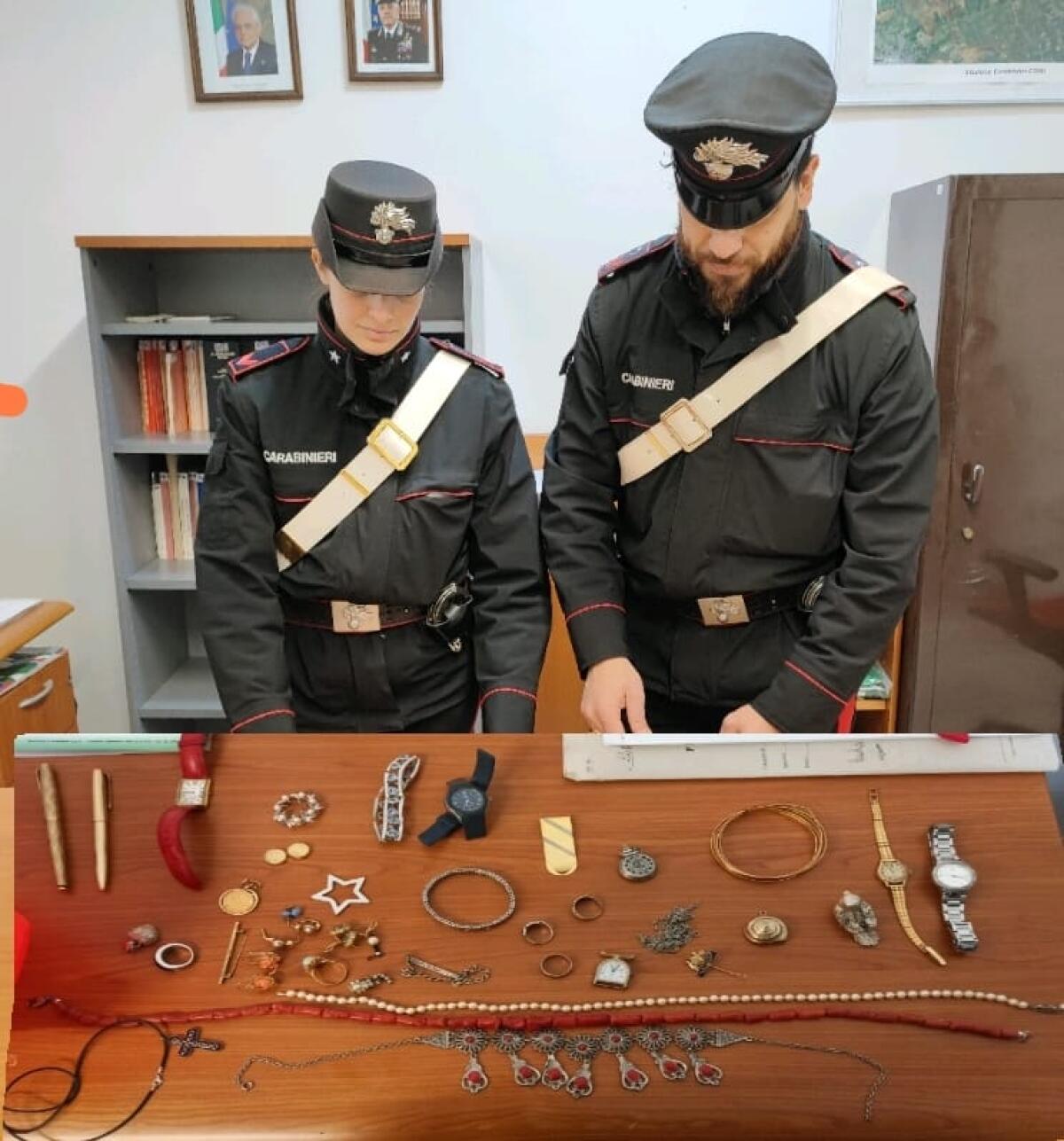 Un’altra truffa ad un anziano: i carabinieri di Aprilia arrestano due uomini e recuperano preziosi per 40mila euro - 