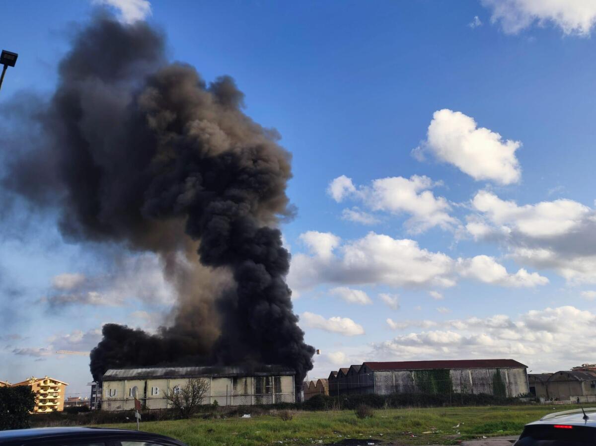 MAXI INCENDIO ALLA EX FREDDINDUSTRIA AD APRILIA - FOTO E VIDEO - 