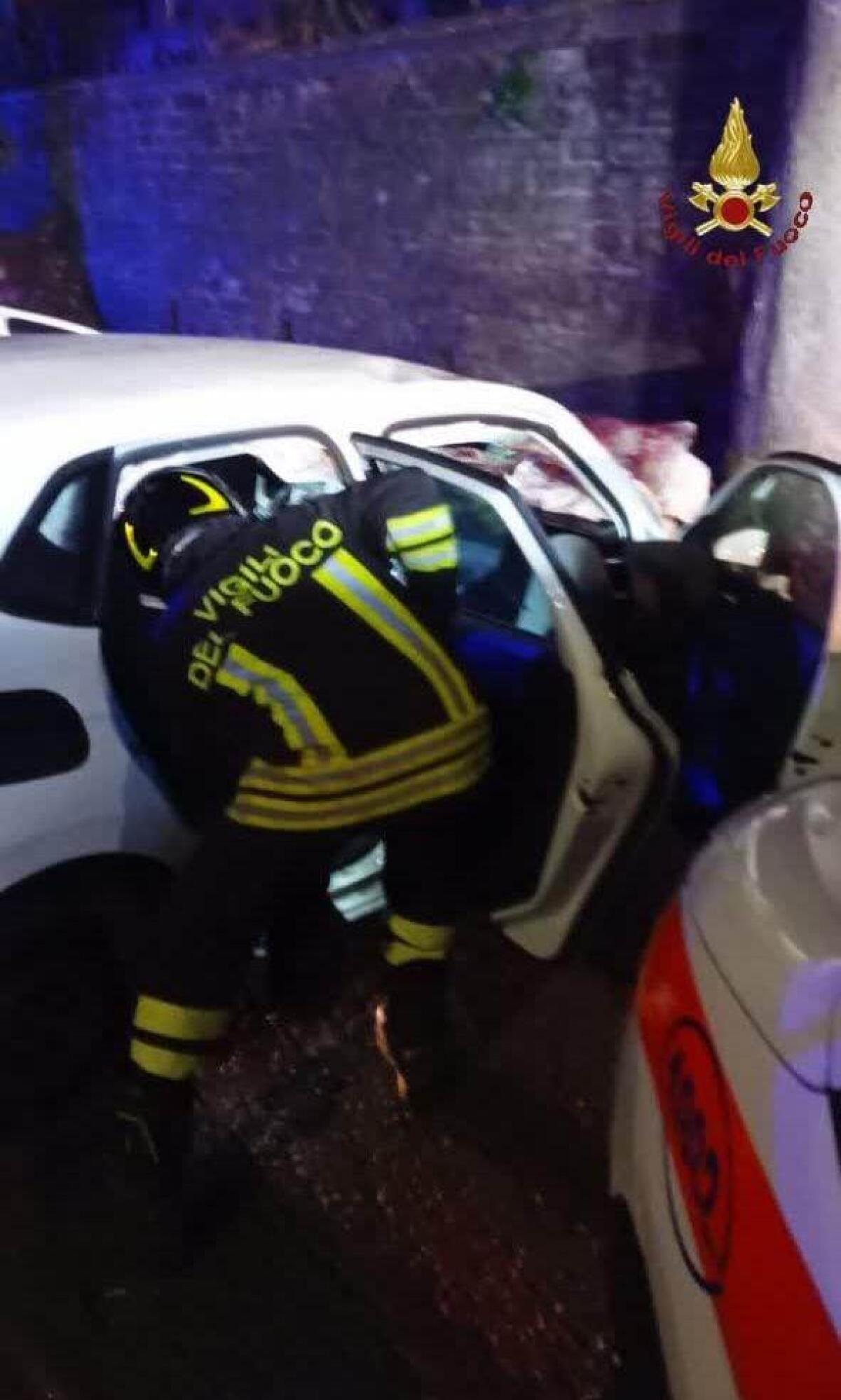 Un nuovo terribile incidente sulle strade romane: un’auto, con 5 giovani a bordo, si schianta contro un albero. - 