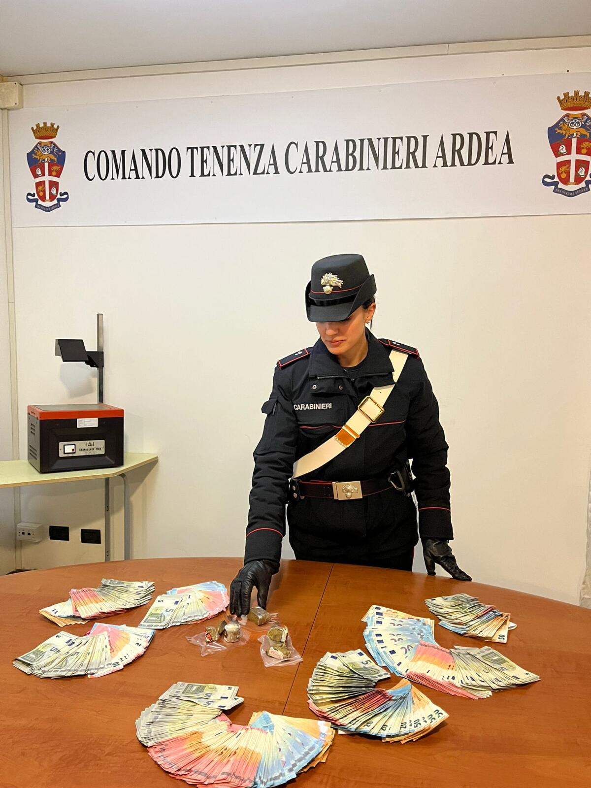 Hashish e marijuana in casa ed oltre 22mila euro in contanti. Arrestata una coppia di Ardea, denunciati i genitori. - 
