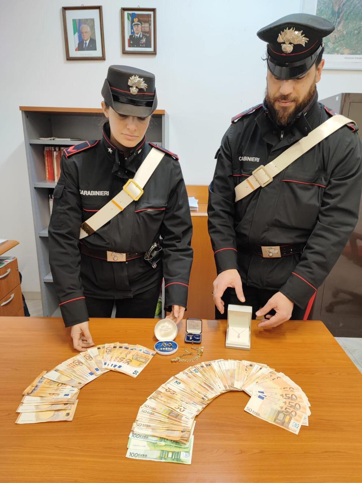 Truffano un'anziana e si fanno consegnare 11 mila euro e oggetti in oro, i carabinieri li arrestano - 