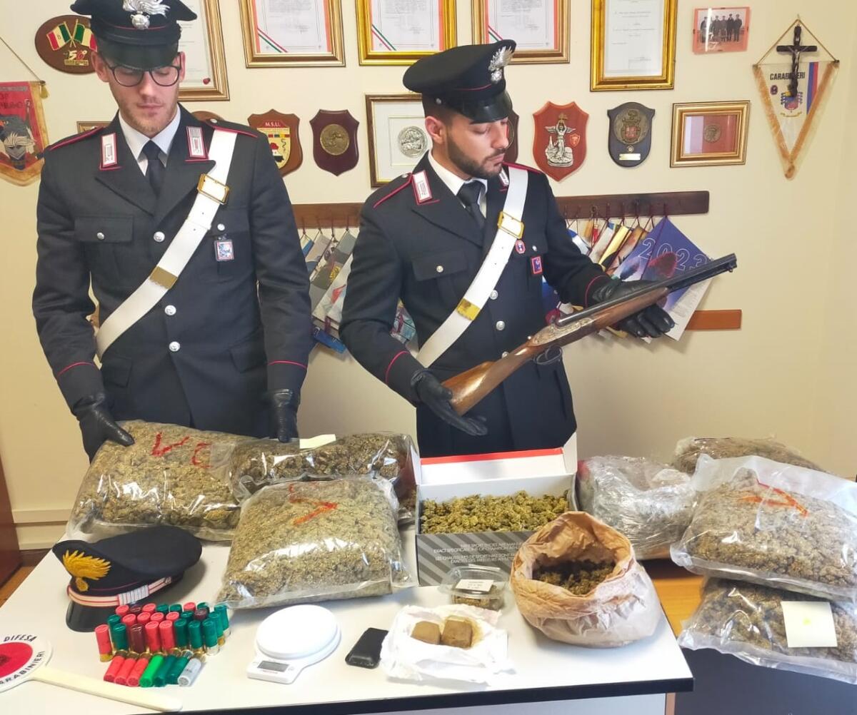 17enne di Nettuno "pizzicato" alla guida di un’auto, viene poi sorpreso con oltre 8 Kg di droga ed un fucile. - 