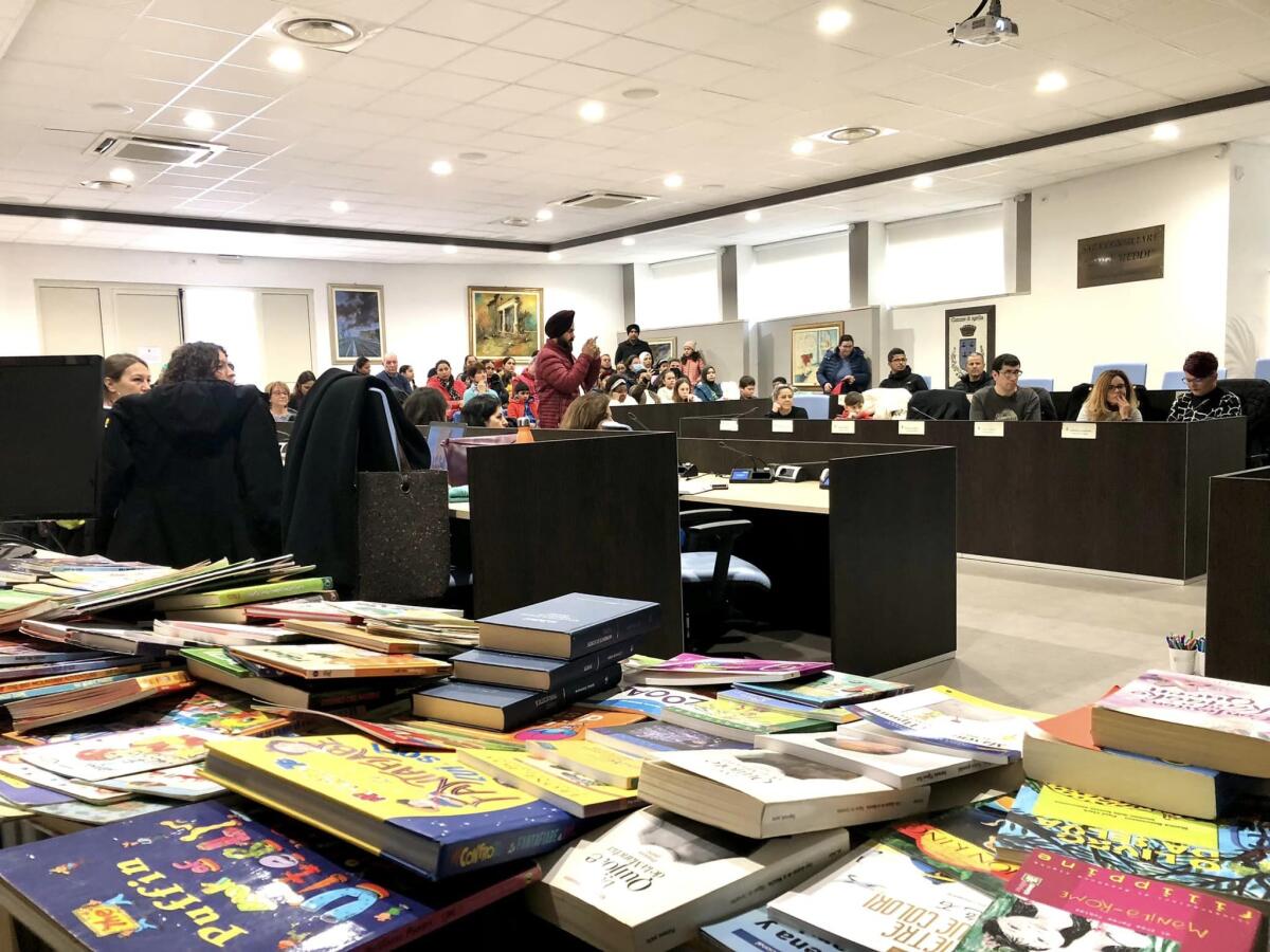 Aprilia - Una sezione della biblioteca dedicata ai libri multilingue: la presentazione in Comune - 