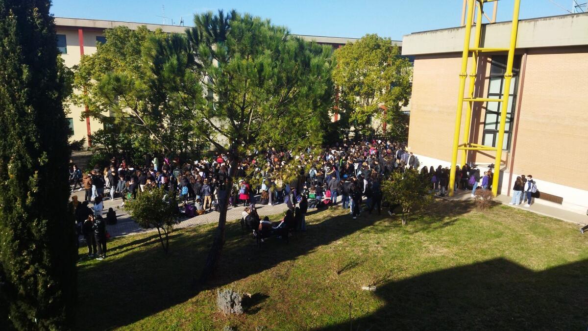 Aule al freddo, di nuovo disagi al liceo Meucci di Aprilia - 