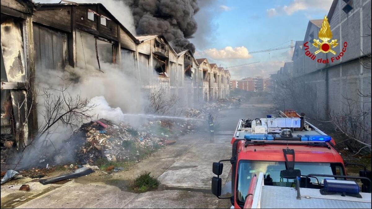 Capannoni in fiamme alla ex Freddindustria di Aprilia, incendio domato alle 21.00. Resta la preoccupazione FOTO e VIDEO - 