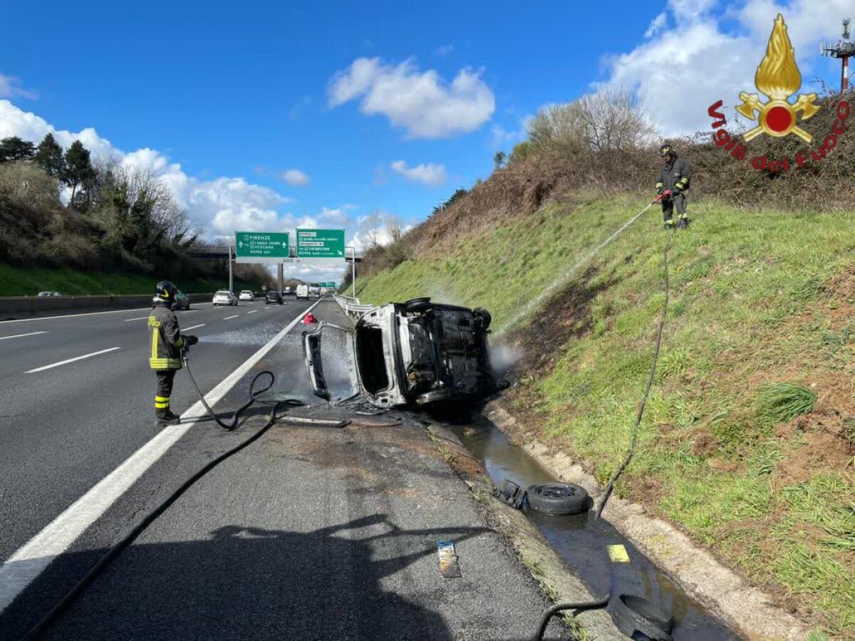 Auto finisce fuori strada e poi prende fuoco, un ferito - 
