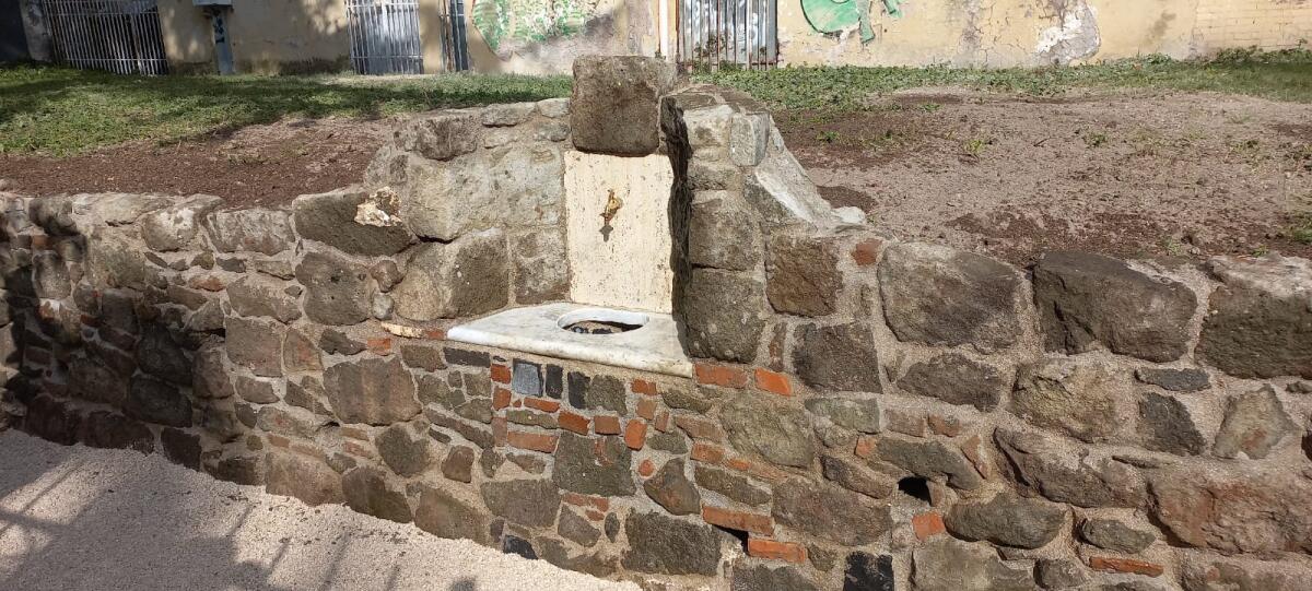 A Genzano un muro in pezzi si trasforma in una fontana - 