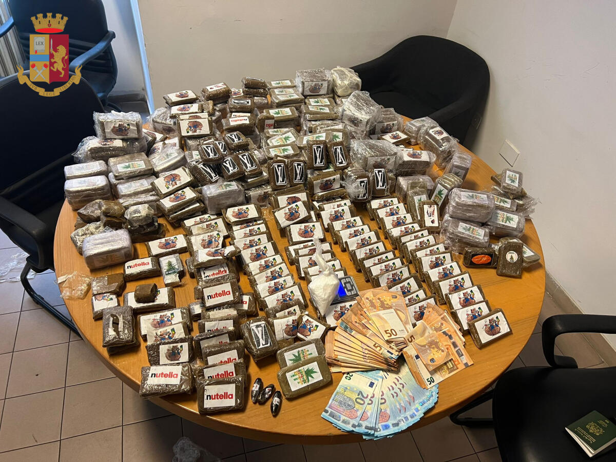 Un arresto per droga ai Castelli Romani. La Polizia sequestra 46 chili di hashish, cocaina e 20mila euro in contanti. - 