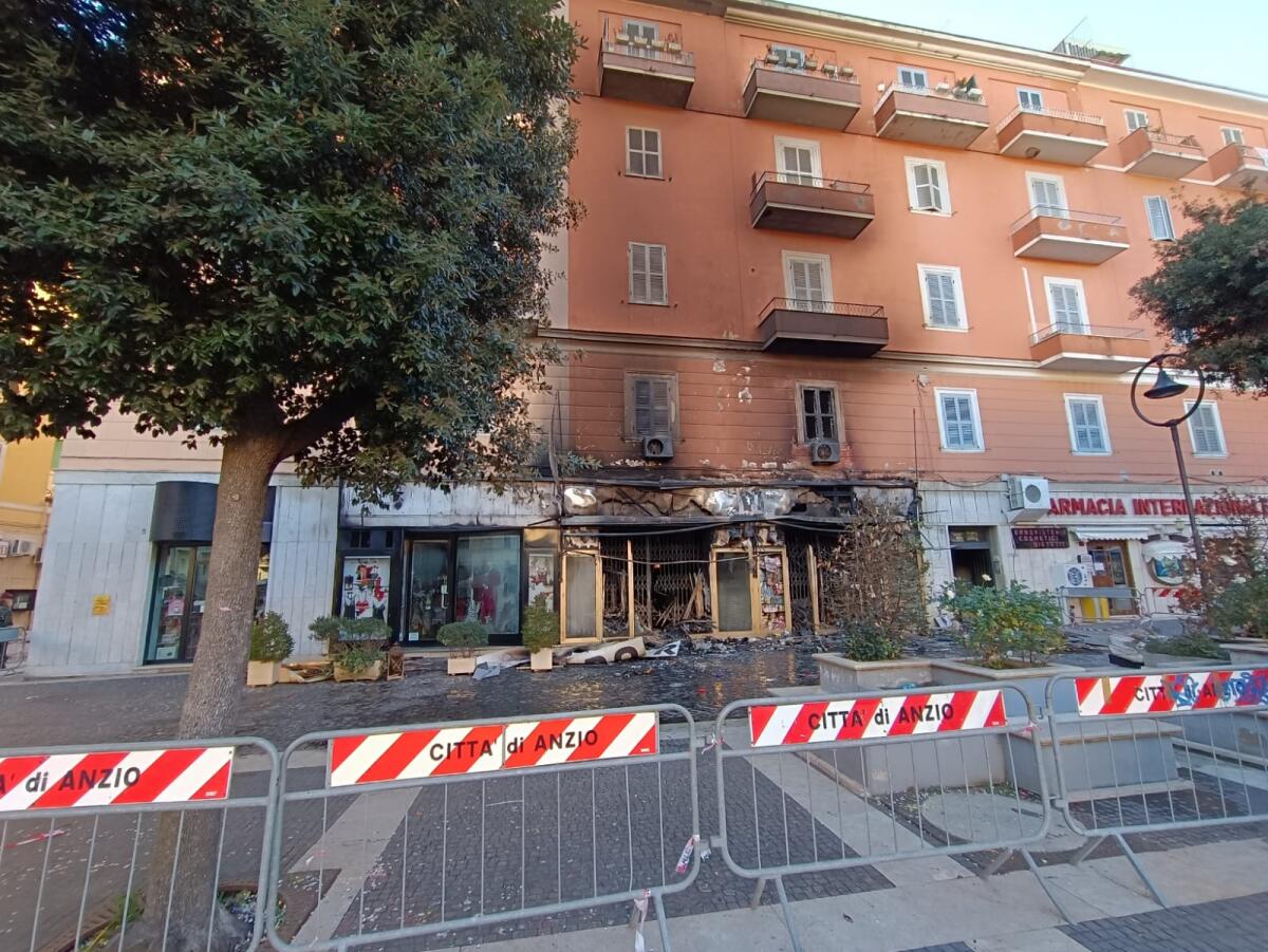 Anzio - Incendio all’Emporio Venturi: pesanti i danni - 
