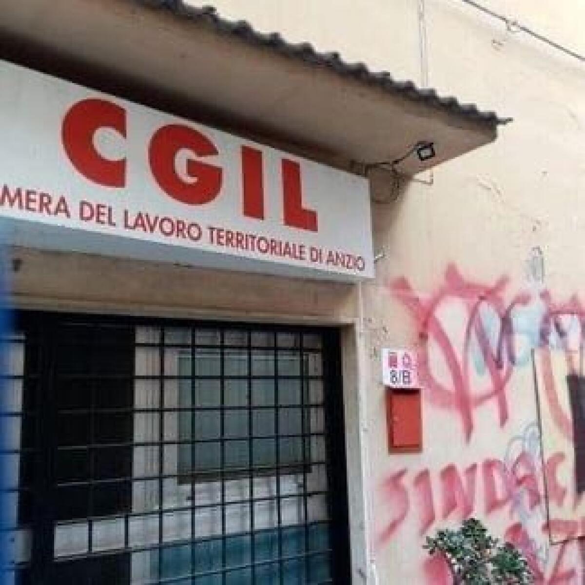 Vandali alla sede della Cgil di Anzio: “Ora serve più coesione sociale” - 