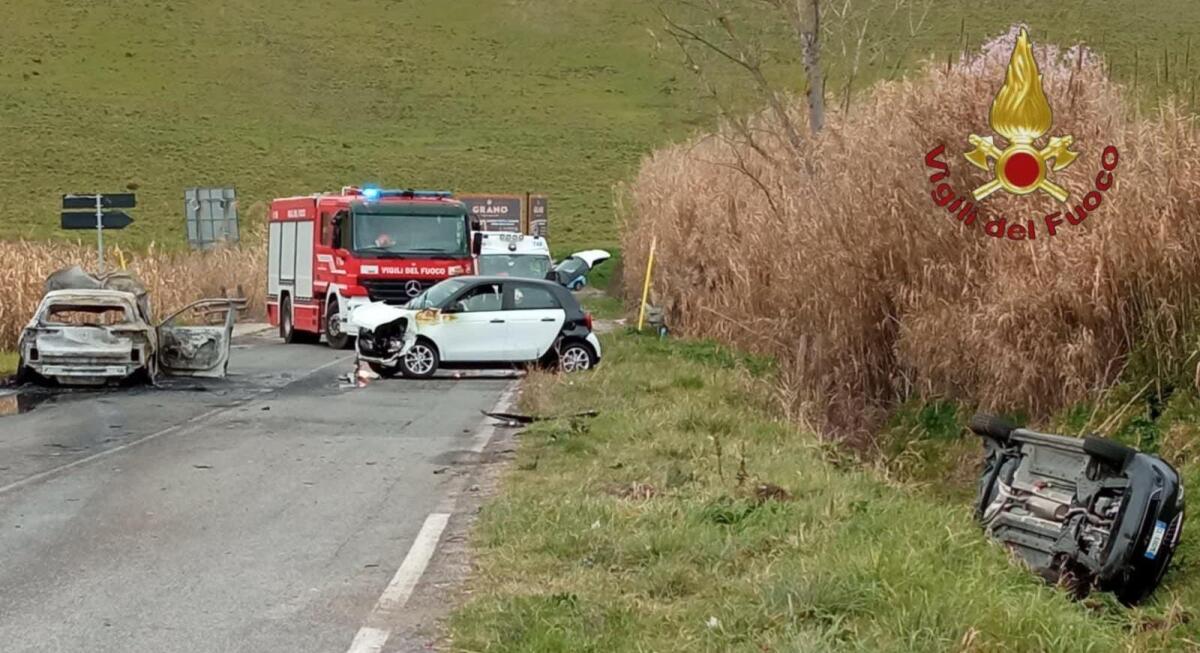 Incidente con tre auto coinvolte, una prende fuoco - 