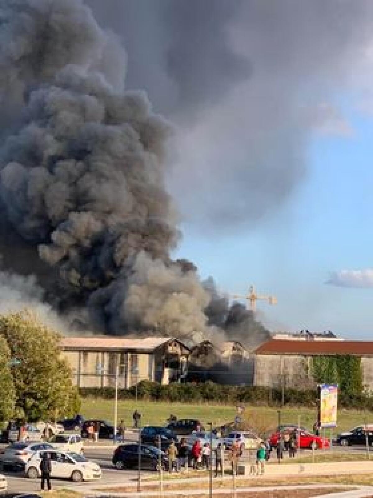 Incendio alla ex Freddindustria ad Aprilia, il sindaco: "Paura che sia doloso. I residenti chiudano le finestre" - 