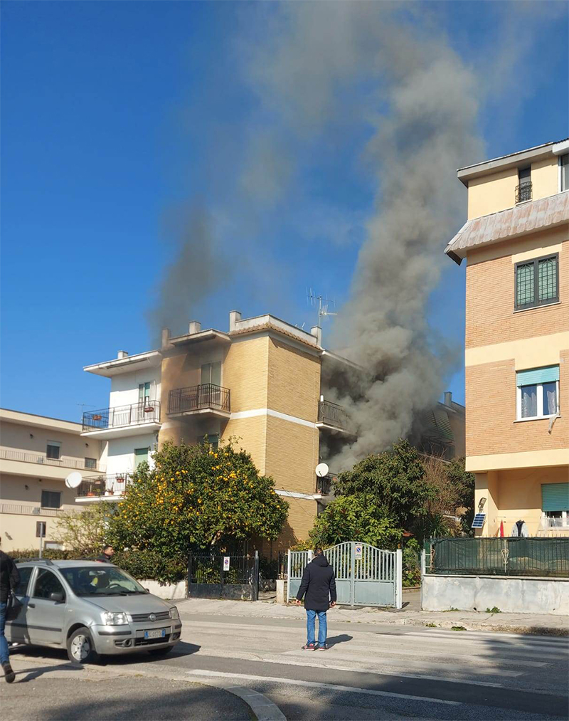 l'incendio in via 4 Novembre ad Aprilia
