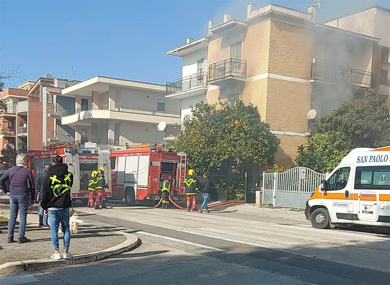 l'incendio in via 4 Novembre ad Aprilia