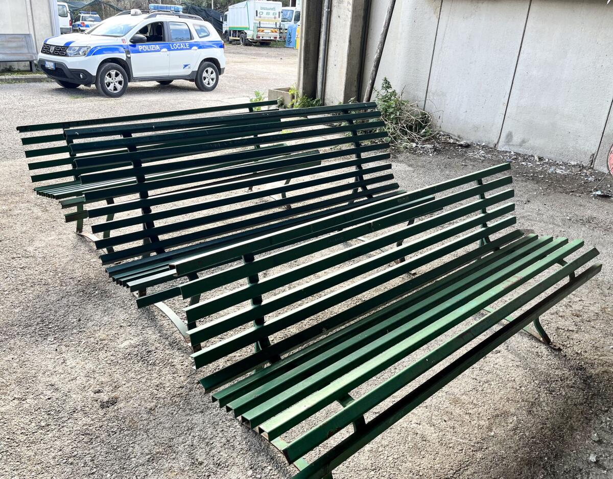 Con un braccio meccanico distacca tre panchine e se le porta a casa: rintracciato e denunciato dalla polizia locale di Cisterna - 