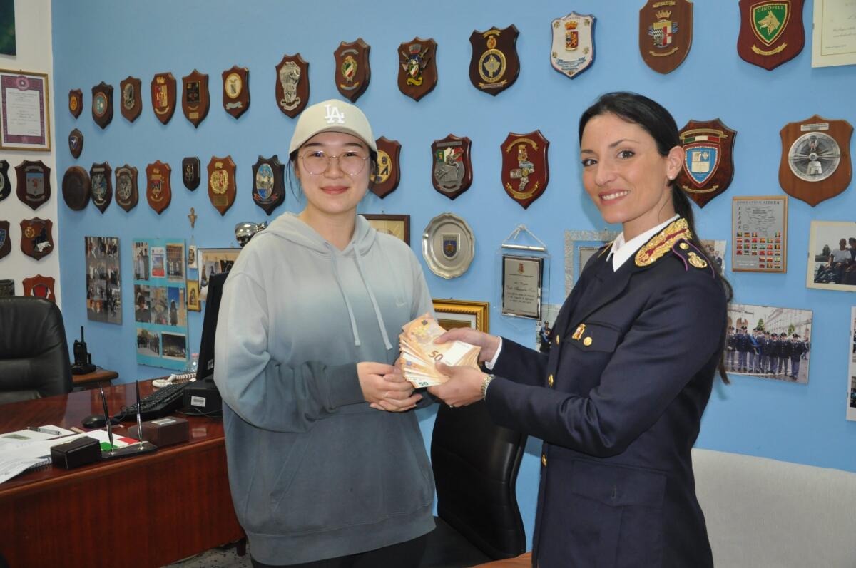 Ritrova un portafogli con 1.850 euro e lo consegna alla Polizia di Latina, rintracciata subito la proprietaria - 