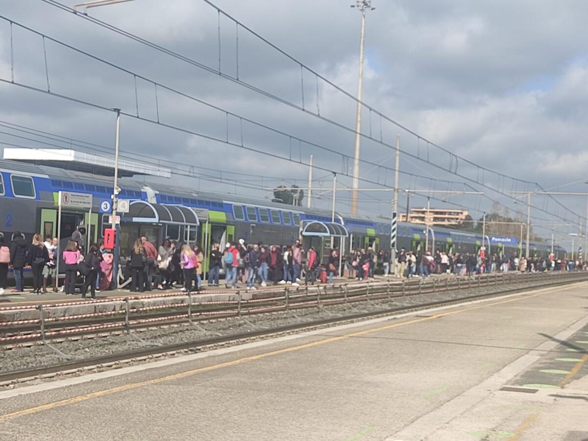 Circolazione ferroviaria sospesa tra Pomezia e Roma per un inconveniente tecnico a un treno. - 