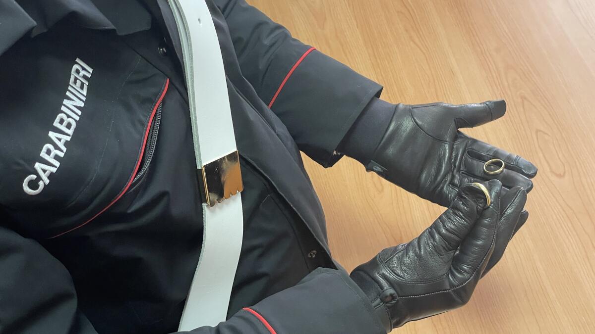 Sarebbero responsabile di 11 efferate rapine in danno di anziani. Di Aprilia le due donne arrestate dai Carabinieri di Roma. - 