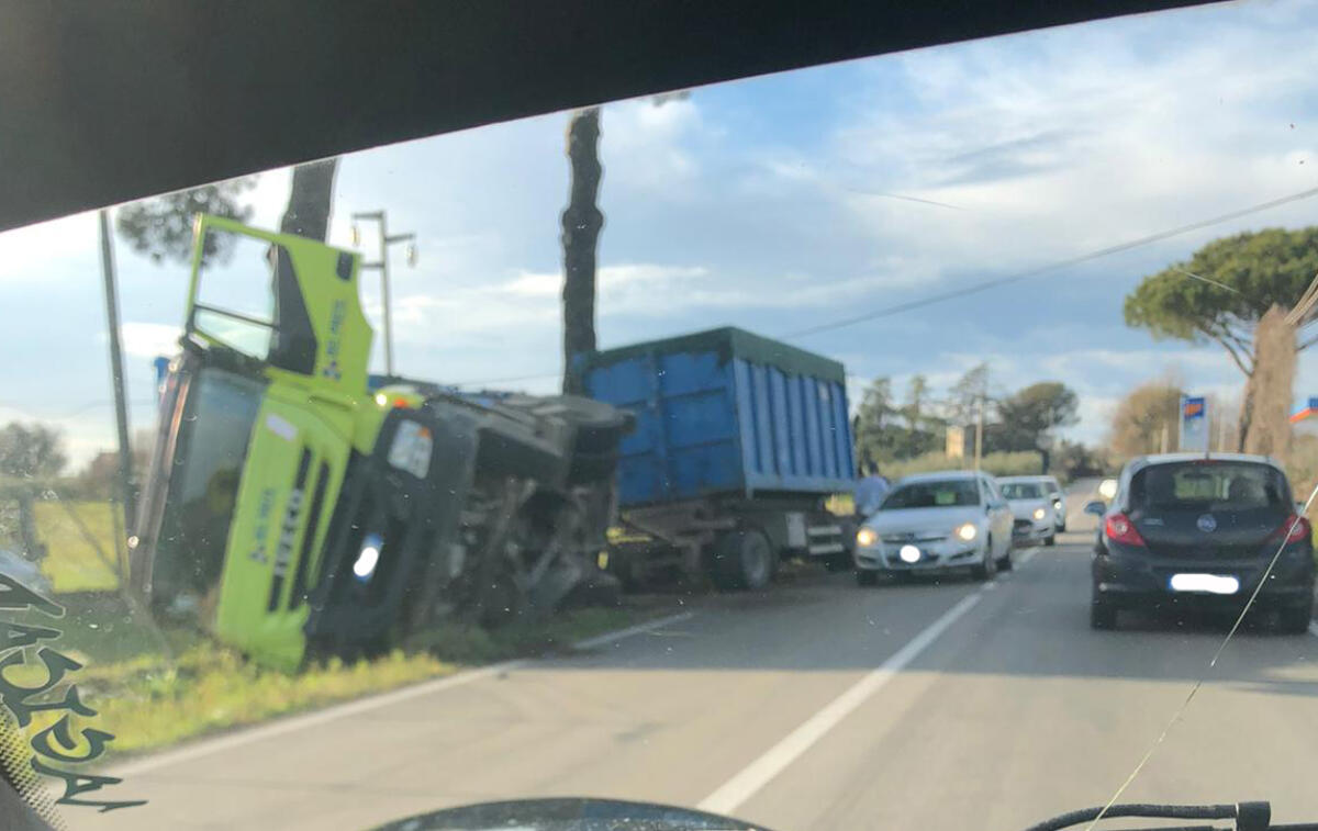 Incidente su via Cisternense a Lanuvio, disagi al traffico - 