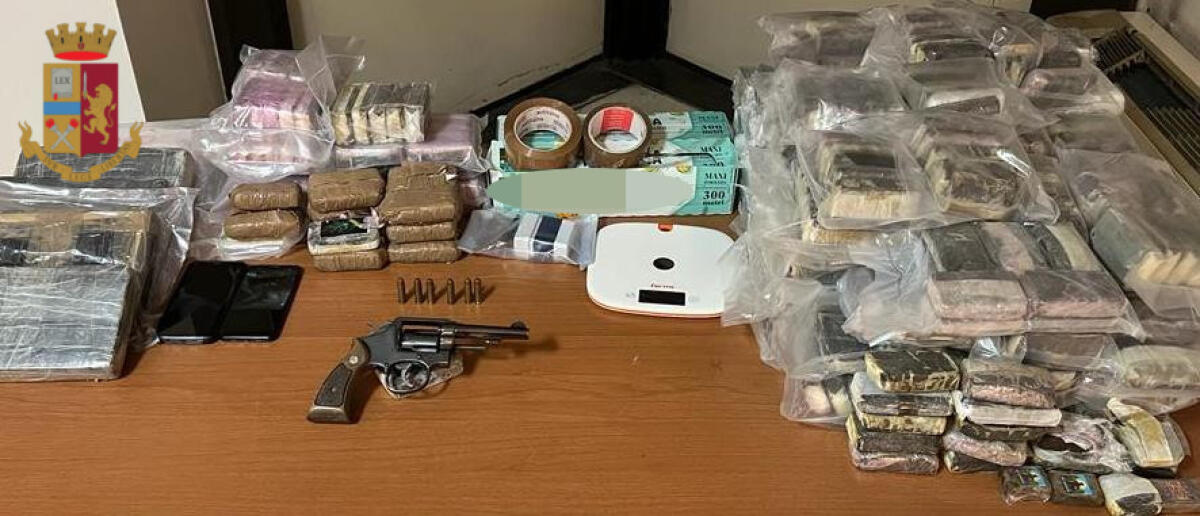 Nascondeva in auto e in casa oltre 50 chili di droga ed una pistola. 32enne arrestato dalla Polizia. - 