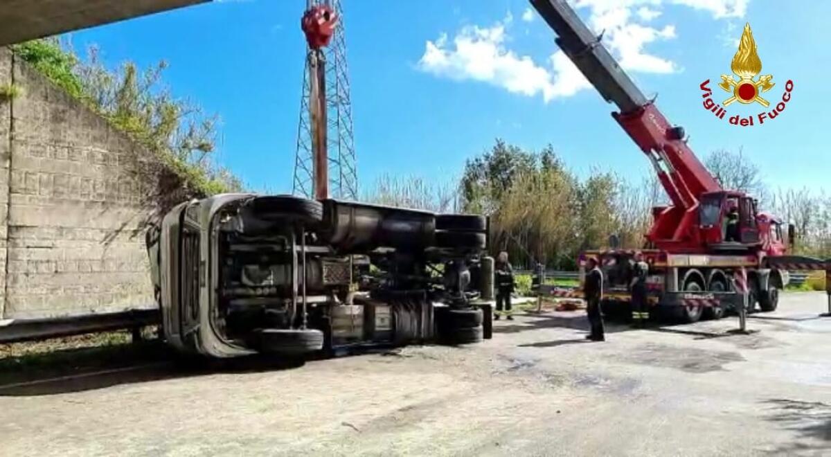 Grave incidente a Formia. Si ribalta con il camion, ferito l'autista - 