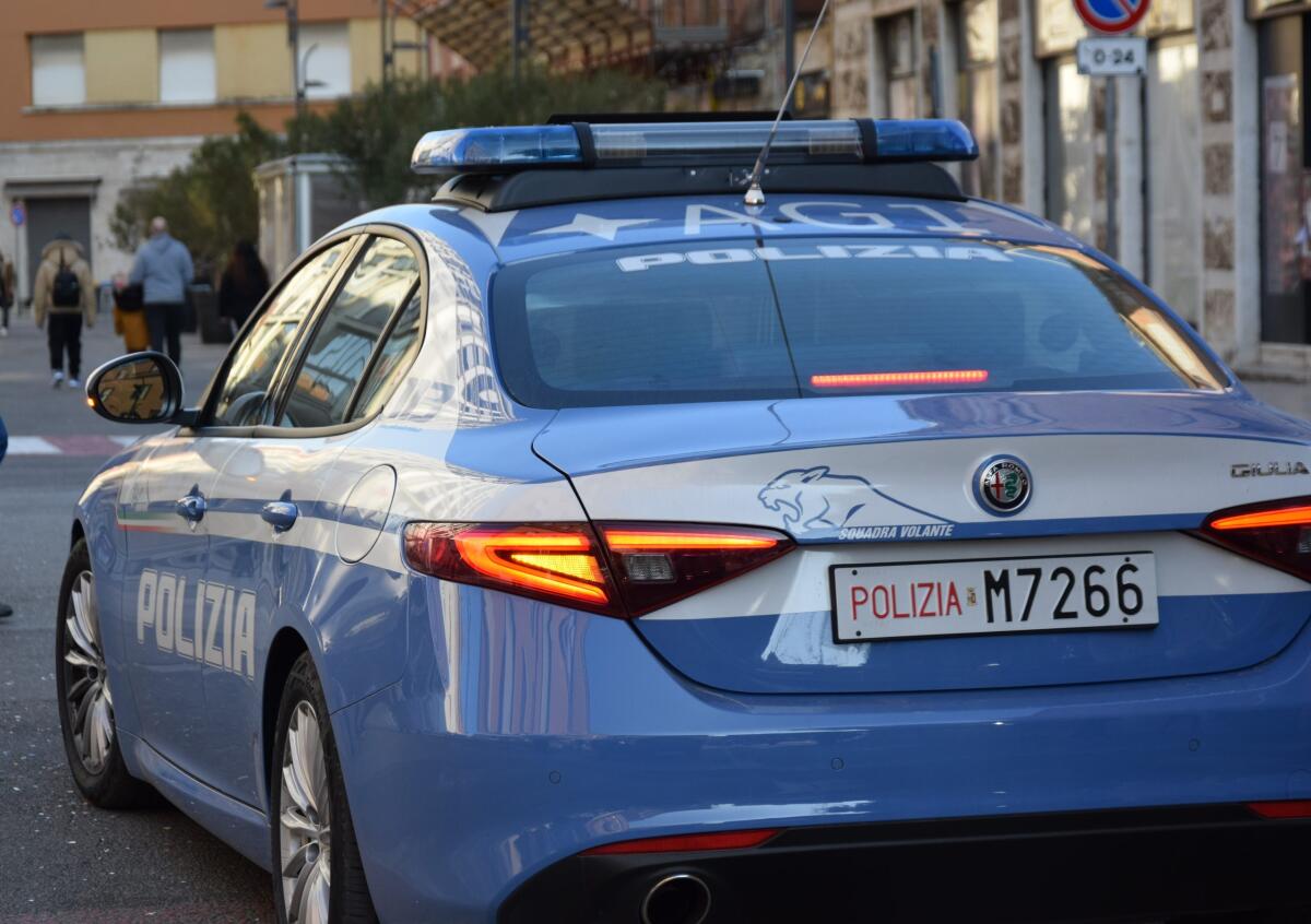 Si dilegua alla vista della polizia, inseguito e fermato: era in sella ad una moto senza patente e assicurazione - 