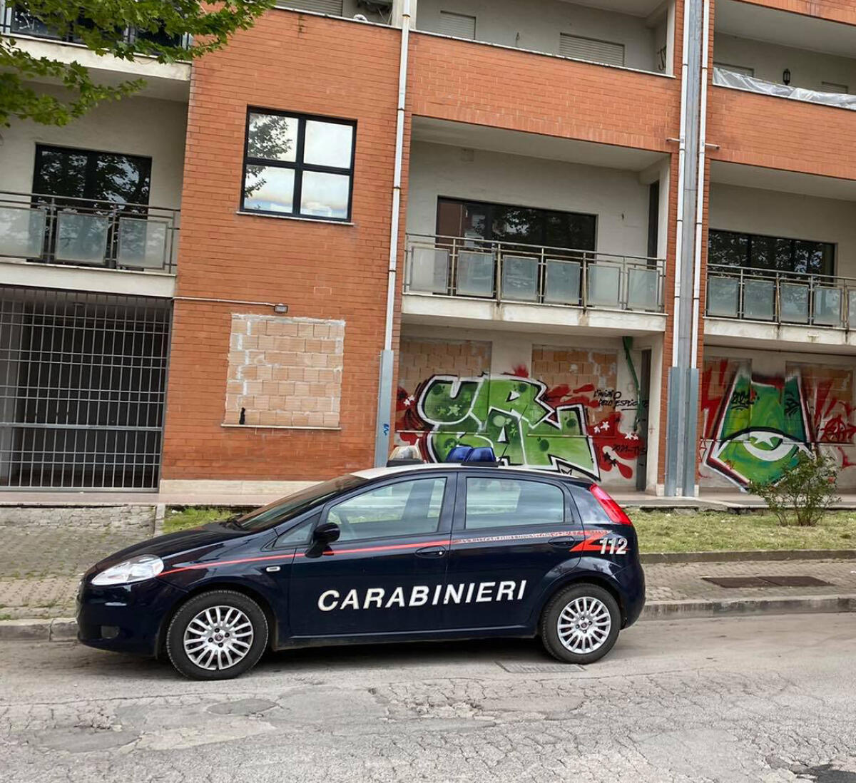 SPARI in pieno giorno in via Parigi ad APRILIA: ferito un giovane. Le indagini dei Carabinieri. - 