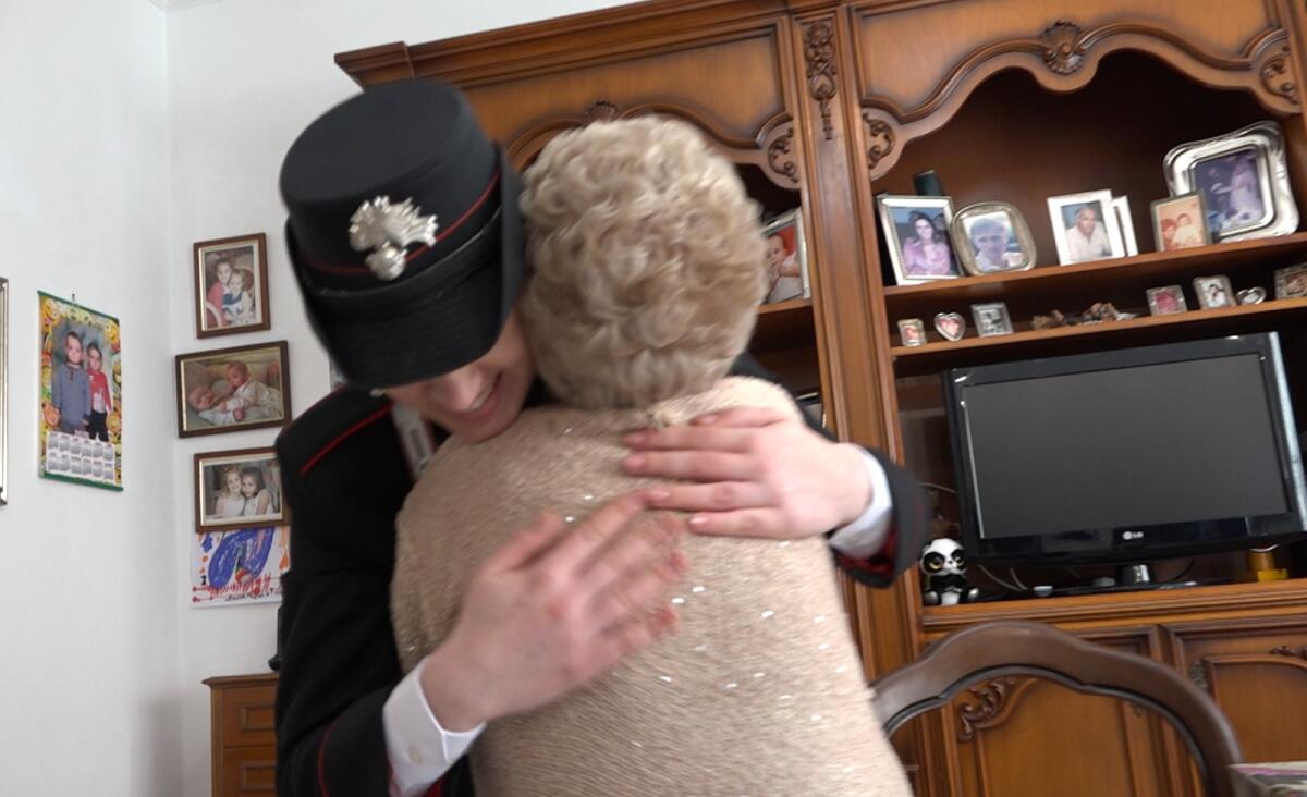 I Carabinieri riconsegnano le fedi e la catenina alla signora Maria, narcotizzata e rapinata. - 