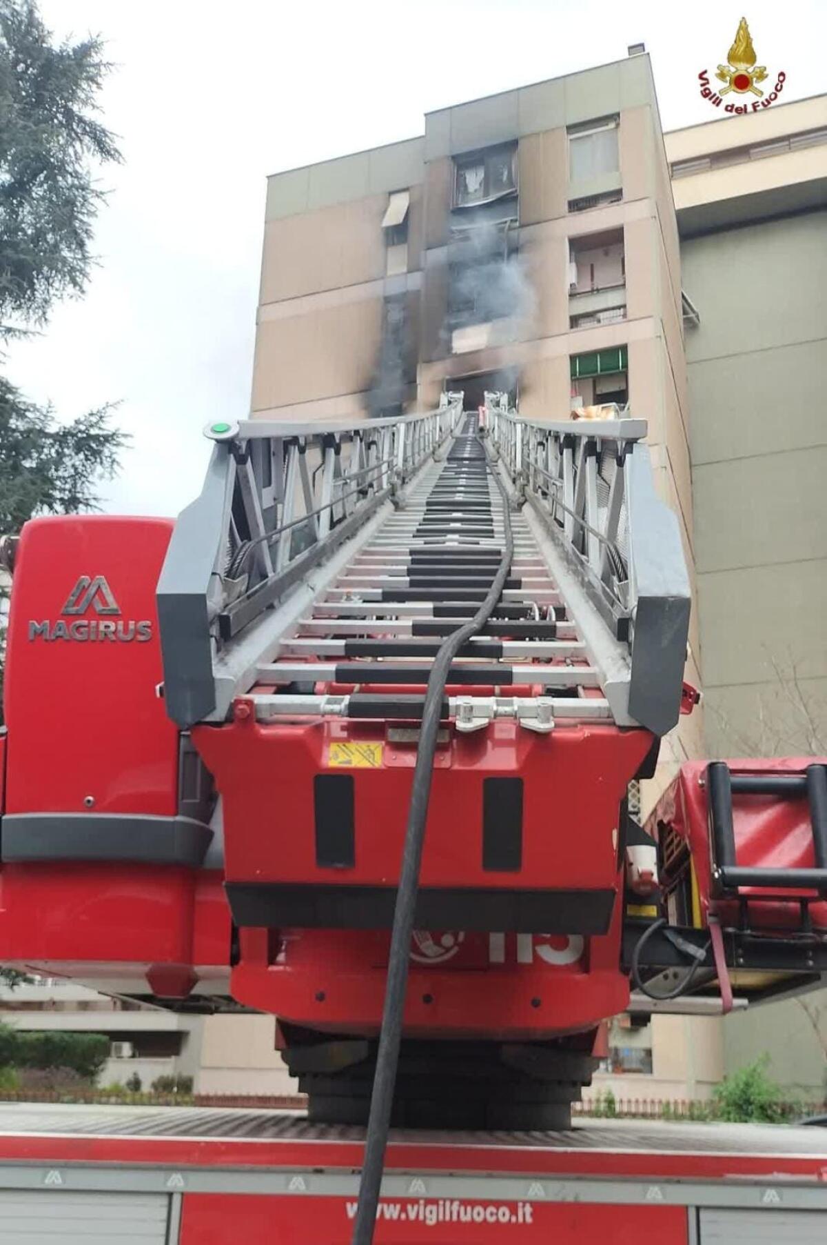 Appartamento in fiamme nella Capitale, viene dichiarato inagibile. Al lavoro i vigili del fuoco. - 