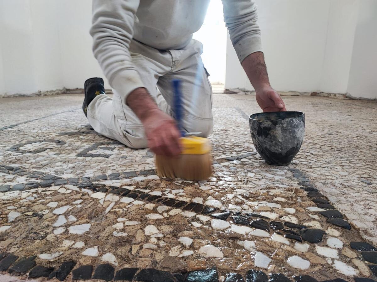 In corso a Cisterna il restauro del “misterioso” mosaico pavimentale con la scritta G.E.P. e la Croce di Malta - 