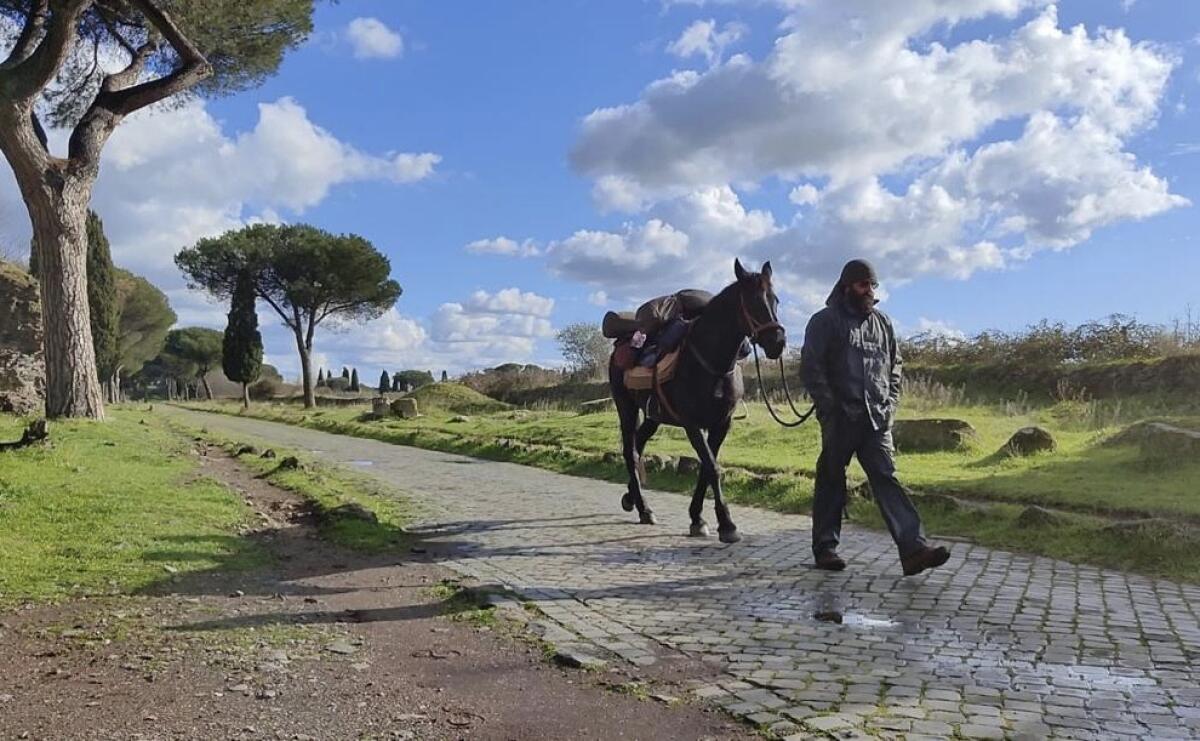 Cristian e la sua cavalla Furia percorrono chilometri per aiutare chi è in difficoltà, tappa a Sezze e Cisterna - 