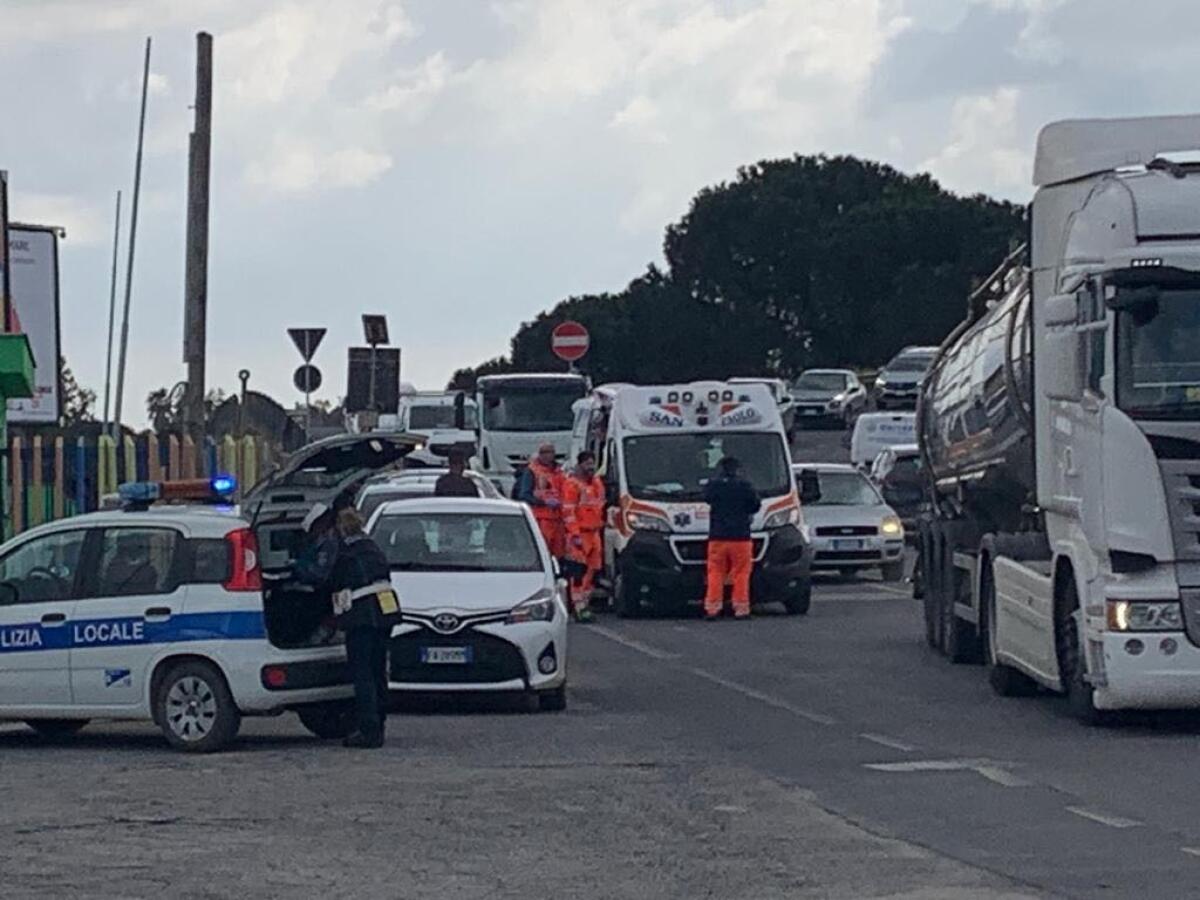 Tamponamento tra tre auto su via Mascagni ad Aprilia, rallentamenti FOTO e Video - 