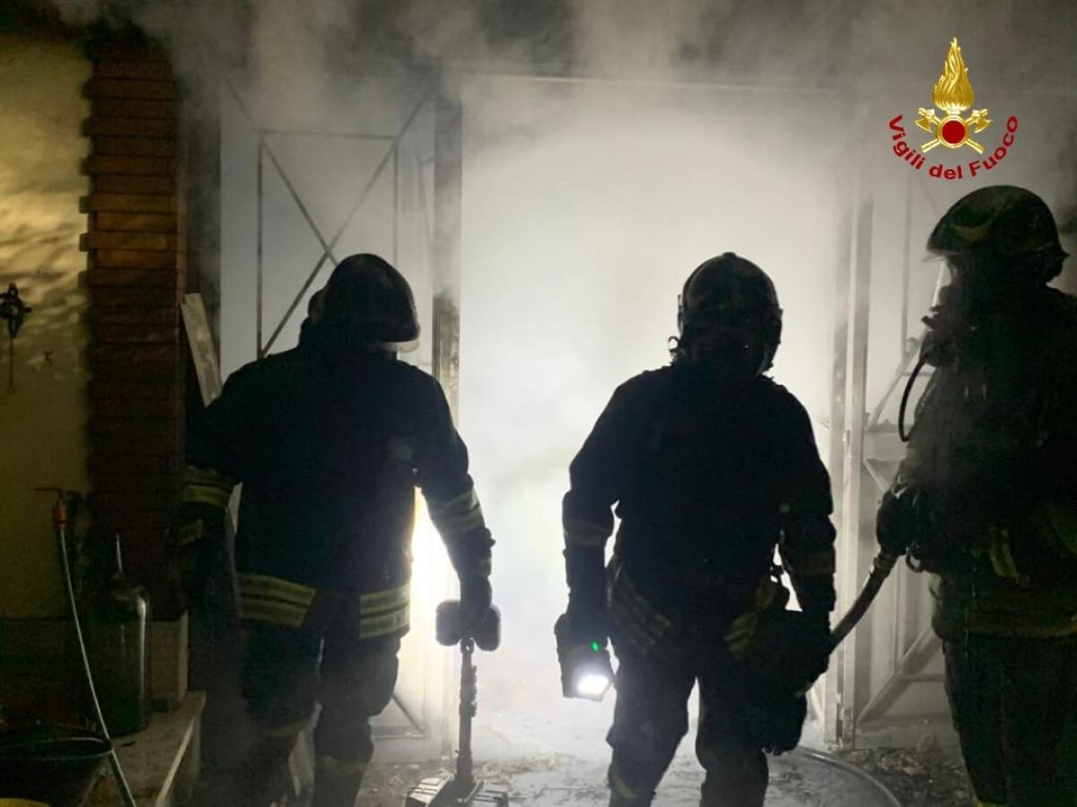 Magazzino in fiamme ad Aprilia, da chiarire le cause - 