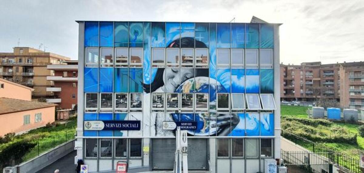 “Giovani al centro”, ecco il murales realizzato sul palazzo dell’anagrafe del Comune di Pomezia. - 