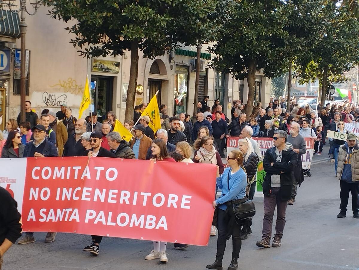 "No all'Inceneritore di Pomezia", in tanti alla manifestazione tra Albano e Ariccia - 