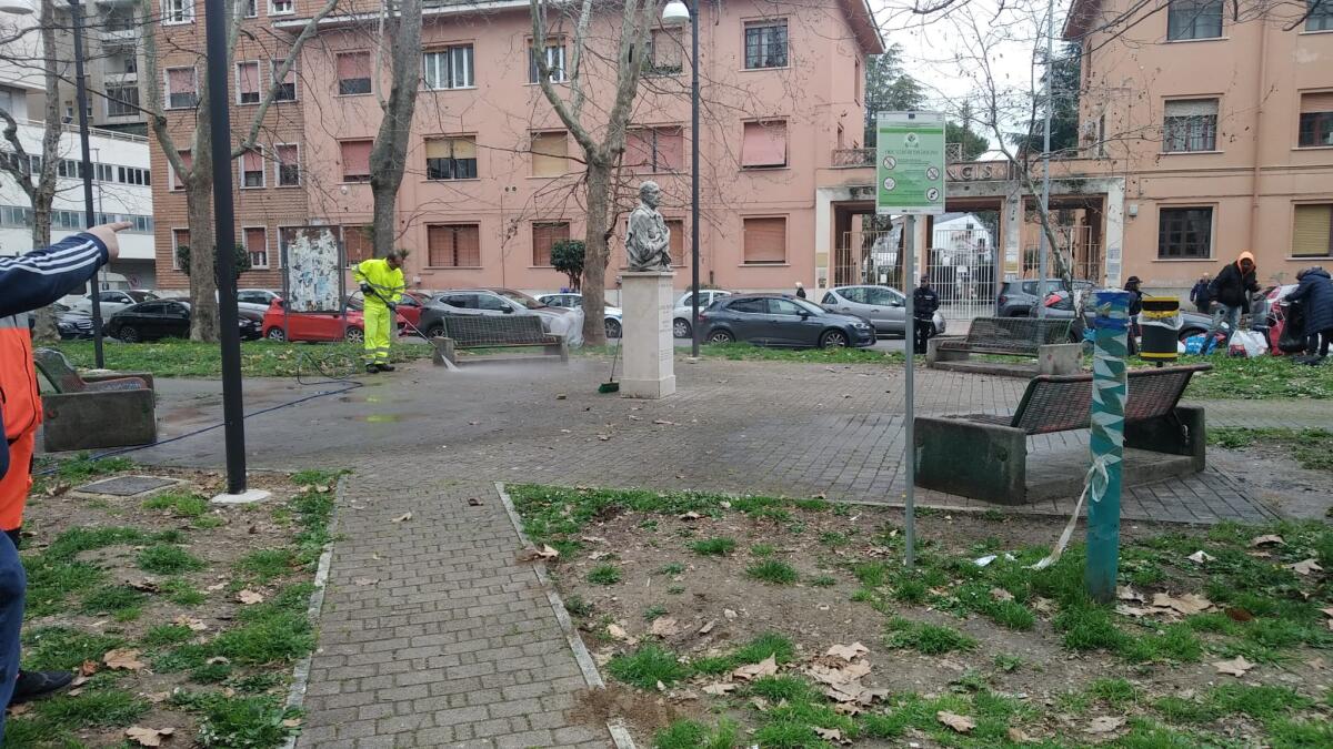 Senzatetto, sgombero questa mattina in via Don Morosini e dei portici di piazza del Popolo - 