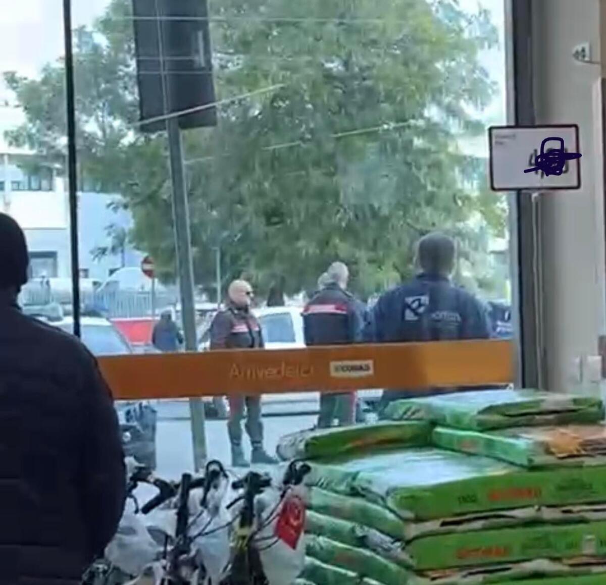 Aprilia - Botte al postino che gli consegna una raccomandata, poi semina il panico nel Conad - 