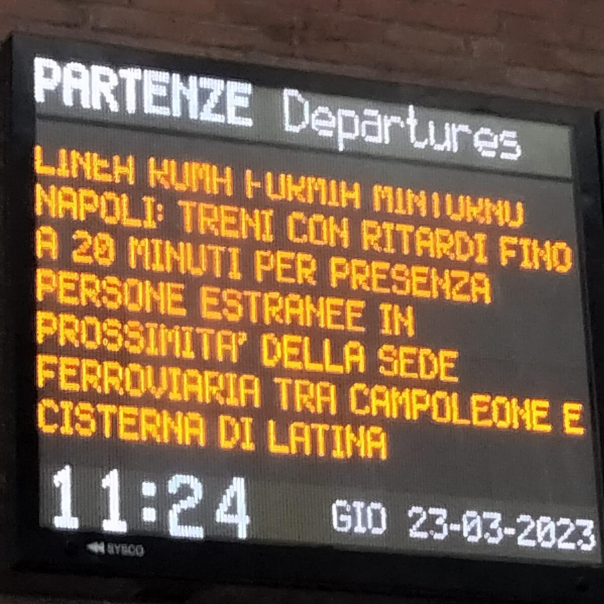 Ritardi  sulla linea ferroviaria Roma-Napoli via Formia per la presenza di persone sui binari tra le stazioni di Campoleone e Cisterna. - 
