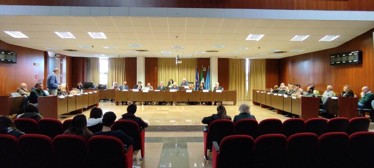 Cisterna, ok in Consiglio alla nuova Caserma dei carabinieri. Un minuto di silenzio per morti sul lavoro - 