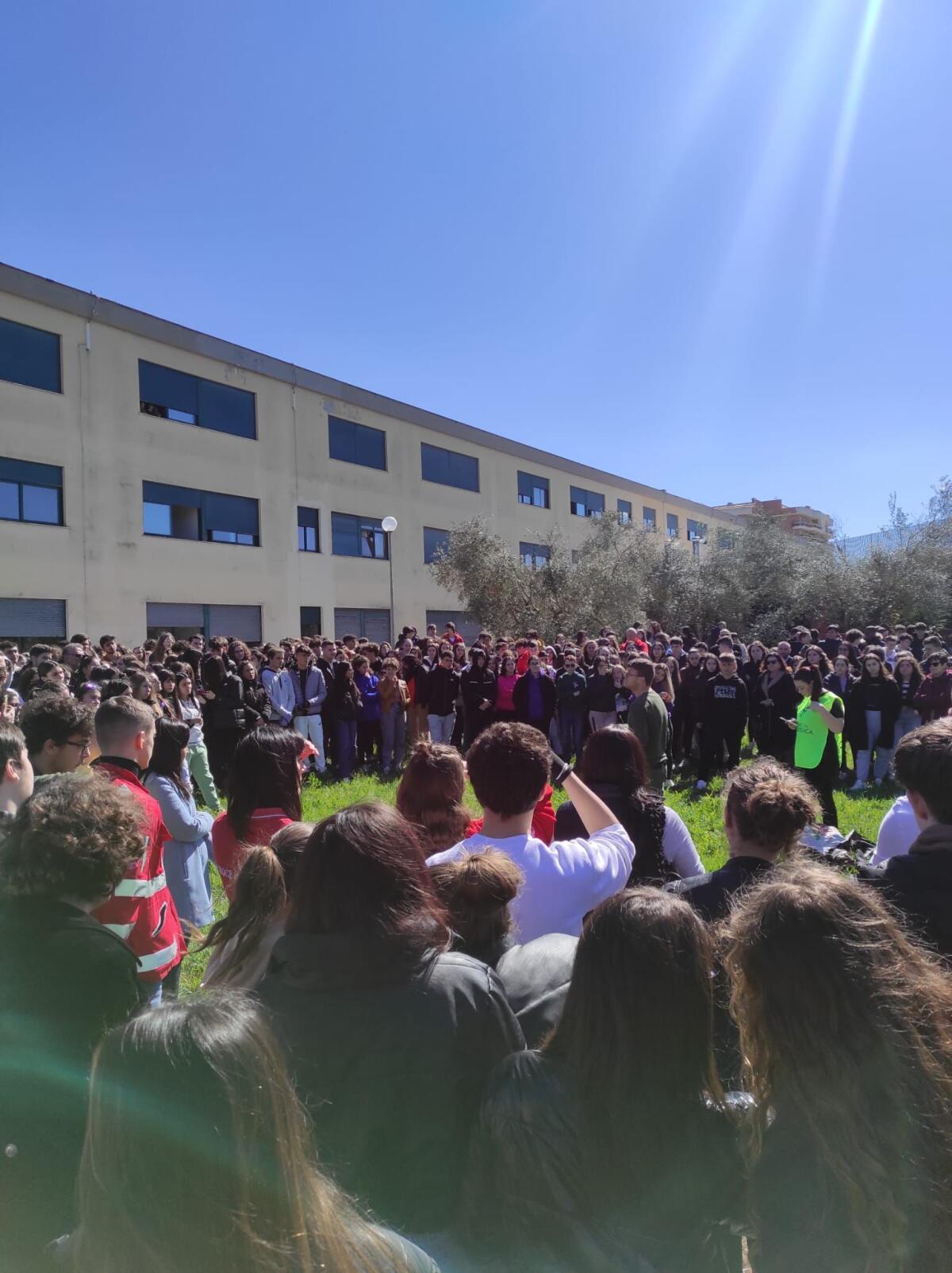 “One, Two, Tree!”, al liceo Meucci di Aprilia messe a dimora 28 giovani querce - 