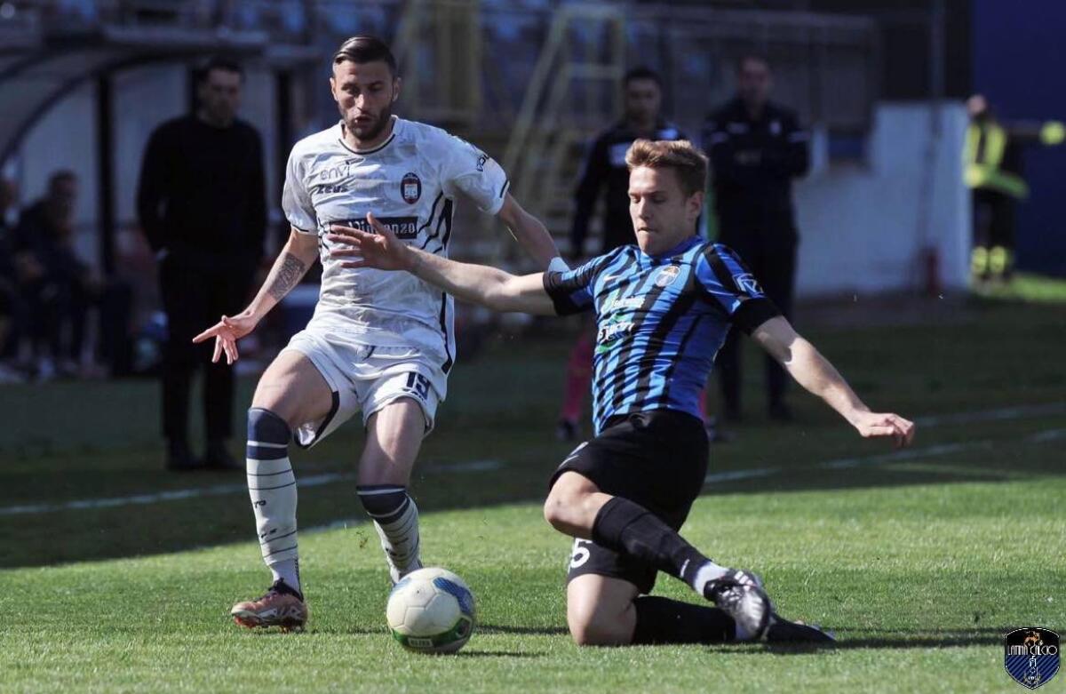 Calcio, Latina-Crotone termina con un pari. I nerazzurri restano in zona play off - 