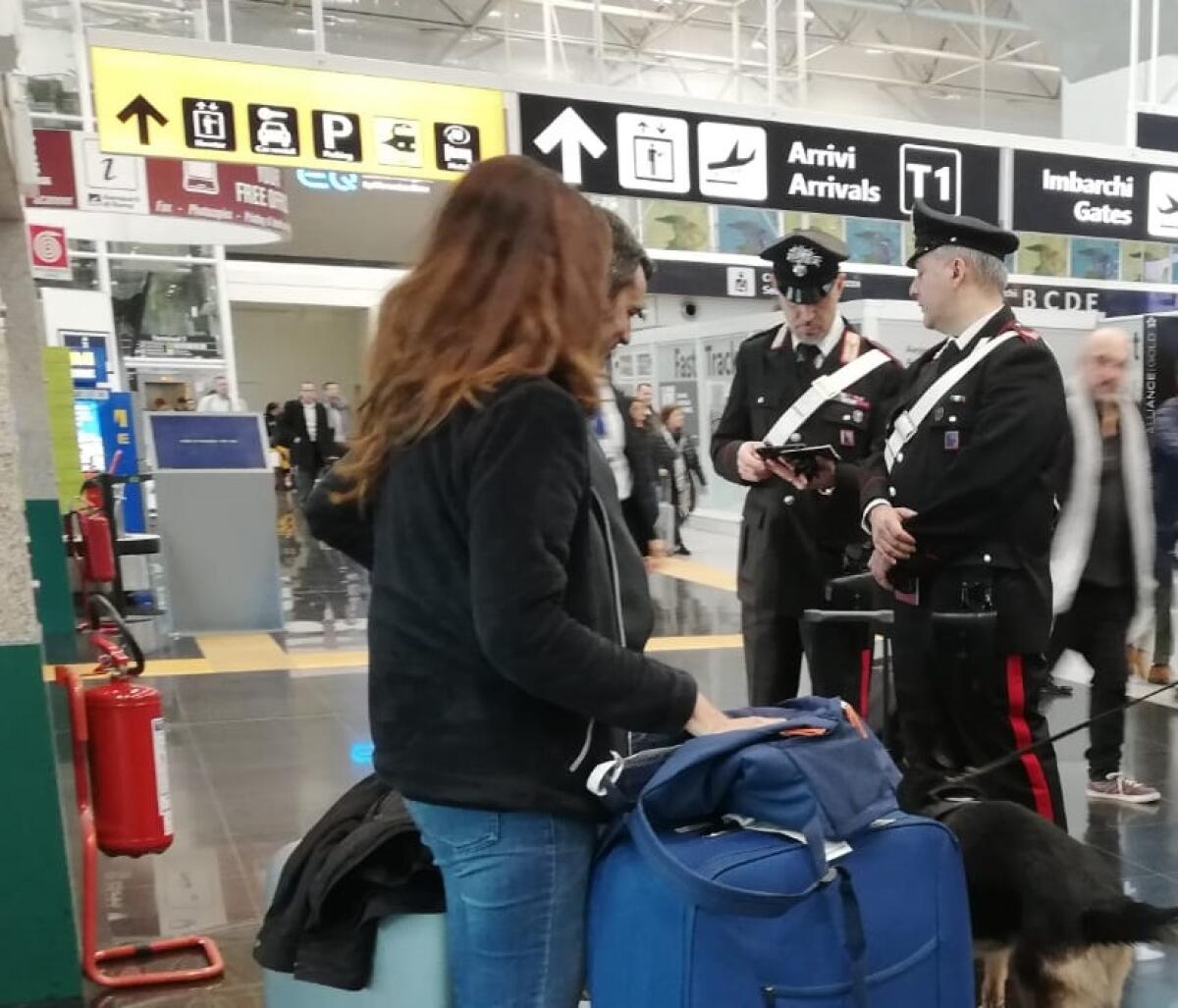 Rubano nel duty free dell’aeroporto di Fiumicino e nascondono la refurtiva nei bagagli a mano: 4 denunce. - 